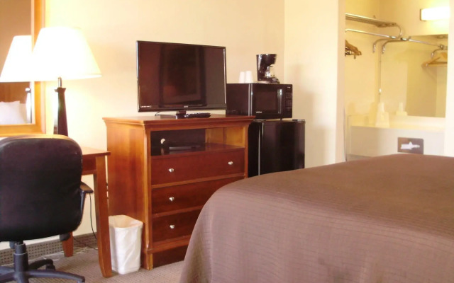 Trade Winds Central Inn