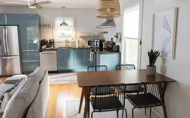 Plum Perfect Hideaway by Avantstay Near Downtown