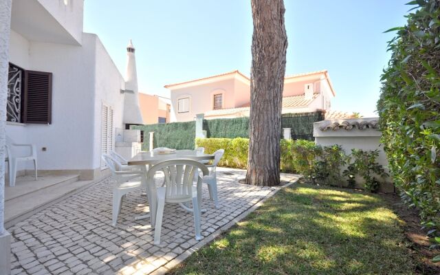 Residential Cul-de-sac Walking Distance to Centre, Private Pool, Free AC & Wifi