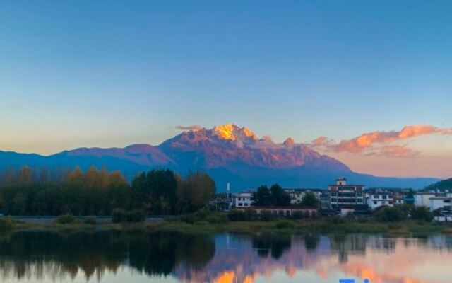 EARTHGAZE•STARSPANNG: 180-Degree Snow Mountain View Homestay (Lijiang Ancient Town Branch)