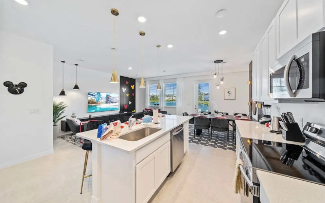 1043 Plantation Lane