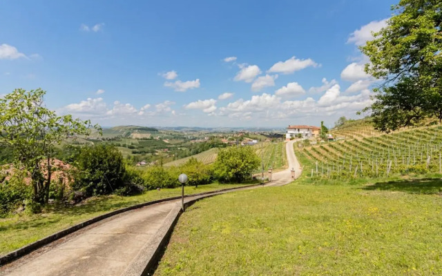 Panorama Villa Nestled Among the Vineyards Langhe