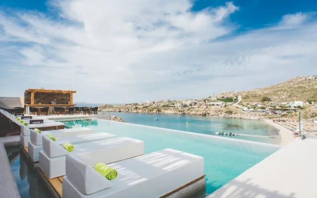 Super Paradise Hotel