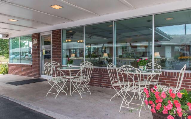 Quality Inn Breeze Manor