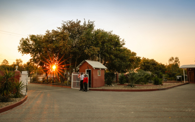 Mokoro Lodge