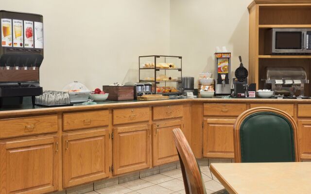 Country Inn & Suites by Radisson, Salina, KS