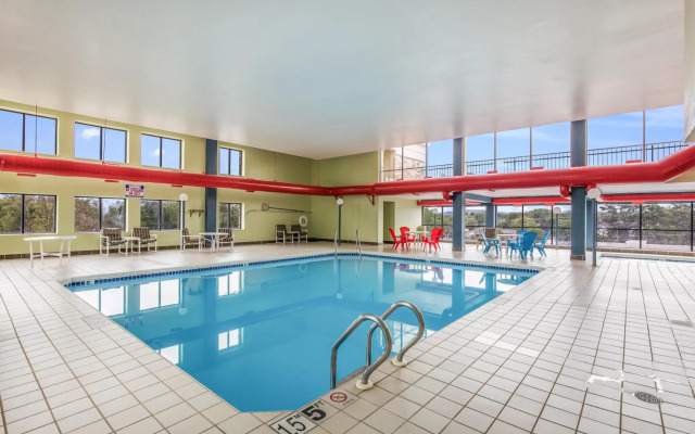 AmericInn & Suites By Wyndham Baraboo Event Center