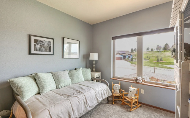 Spearfish Retreat w/ Fireplace + Mountain Views!