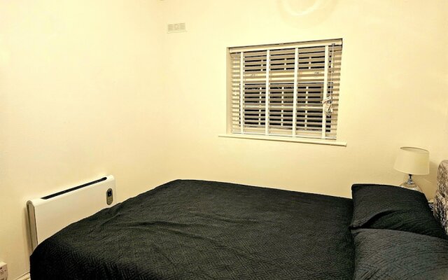 Cosy 1 Bedroom Flat Near Bridgend Town Centre