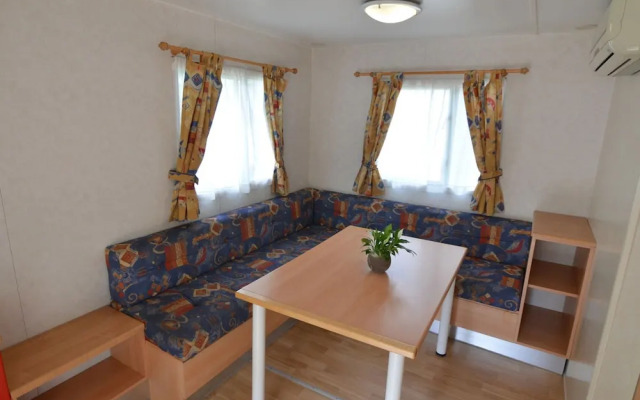 Comfy Chalet with Terrace near Sea