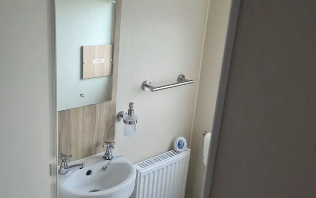 3 Bed Lodge - Sleeps 6 - Parking - Pets - Wifi