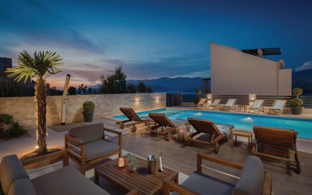Nice Home in Pag with Hot Tub, WiFi & Sauna