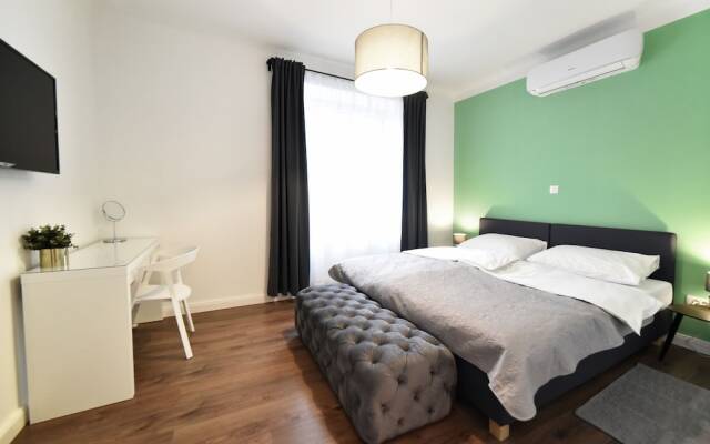 Premium Central Apartment & Room