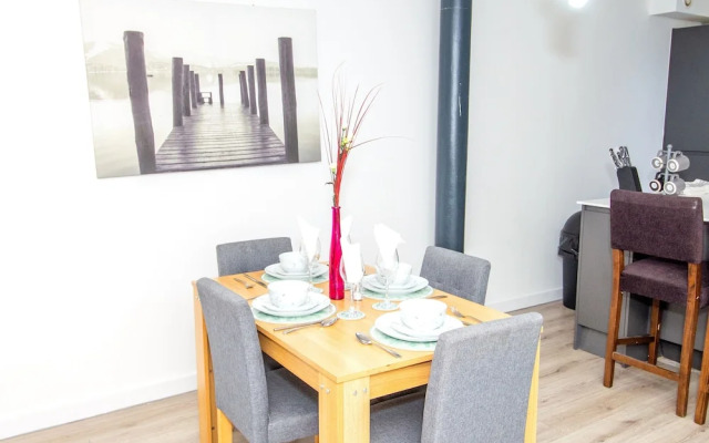 New Apartment - Sleeps 4 - Parking - City Centre