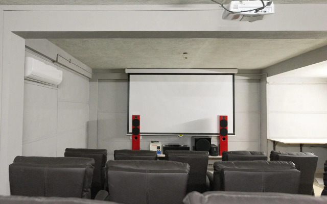 Royce Ebony by OYO Rooms