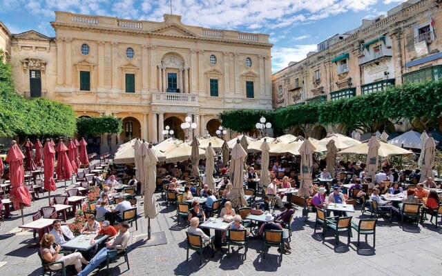 Spinola Bay Mansion Seafront Apartment