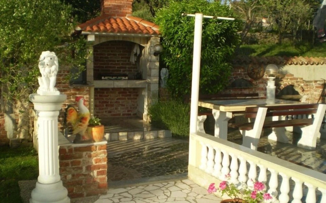 Robi- Swimming Pool and Beautiful Garden - A1-žuti