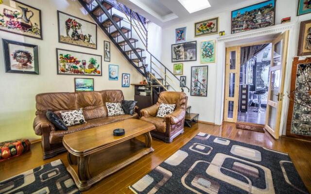 Comfortable Apartment In The Old Tbilisi