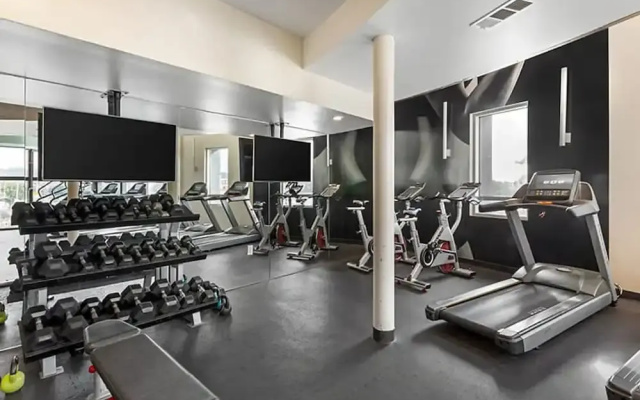 Beautiful 1 BR in LA Gym Pool 10mins to Cedar