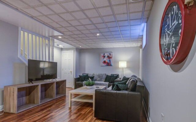 Beautiful modern colonial house 10m to DC