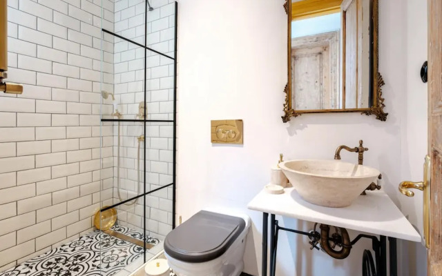 Flat With Balcony 8 min to Istiklal Avenue