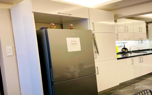 LUXE Bright 2bdr in Center