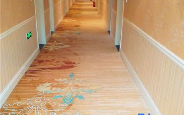 Shijia Fashion Hotel (Xinxiang East Railway Station)