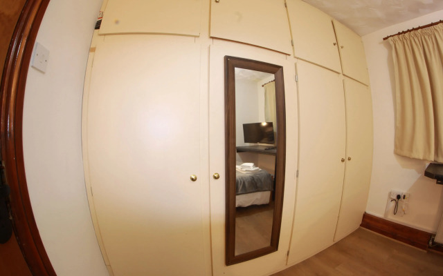 College Street Abode - Guest House