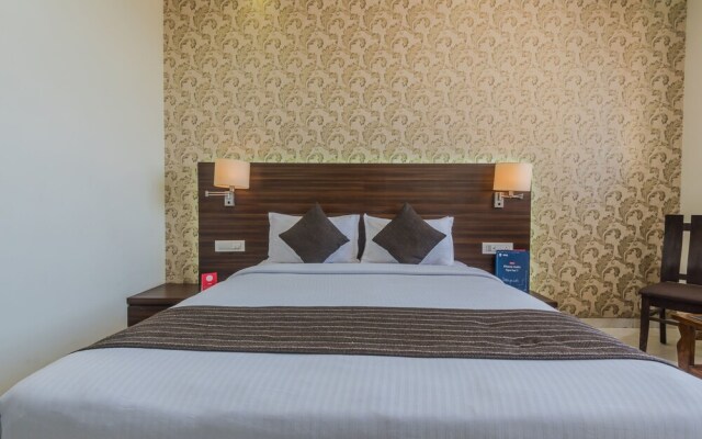 OYO 7136 Solitaire Residency