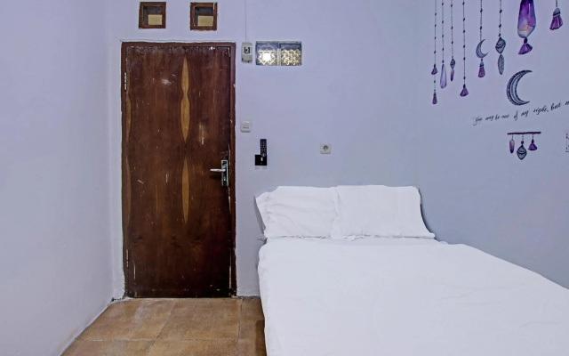 SPOT ON 91506 Guest House Putri Raja – Guest Rooms – Cirebon