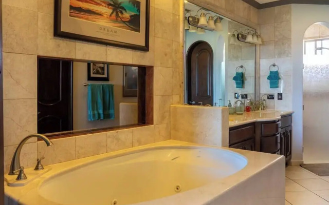 Luxury Beachfront Condo on Sandy Beach