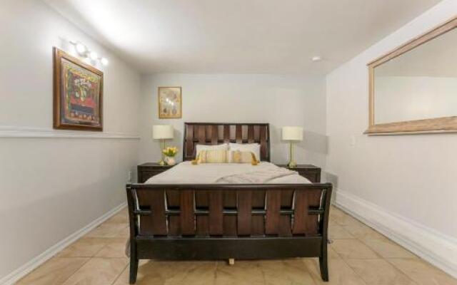 Elegant 4BR Condo in Downtown
