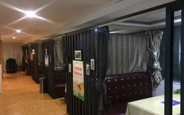 Xinyang Blue Moon Hotel