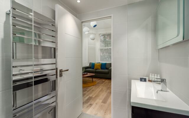 Spacious Canfield Gardens Studio