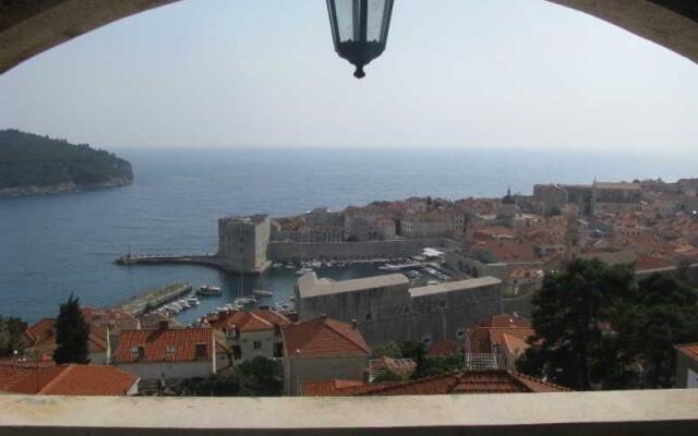 Rooms-House With Garden