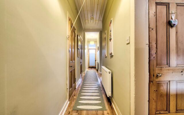 Cute Private Door 2 Bed Apartment on Easter Road