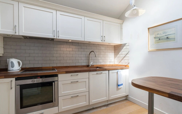 JOIVY Elegant 2-Bed Mews Flat Near Buckingham Palace