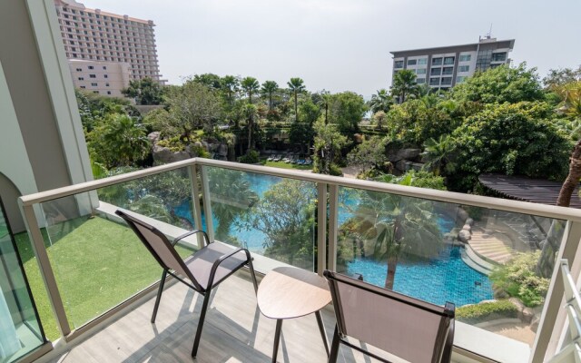 The Riviera Wongamat by Pattaya Holiday