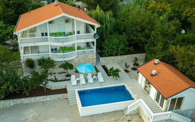 Nice home in Herceg Novi w/ Outdoor swimming pool, Sauna and 4 Bedrooms