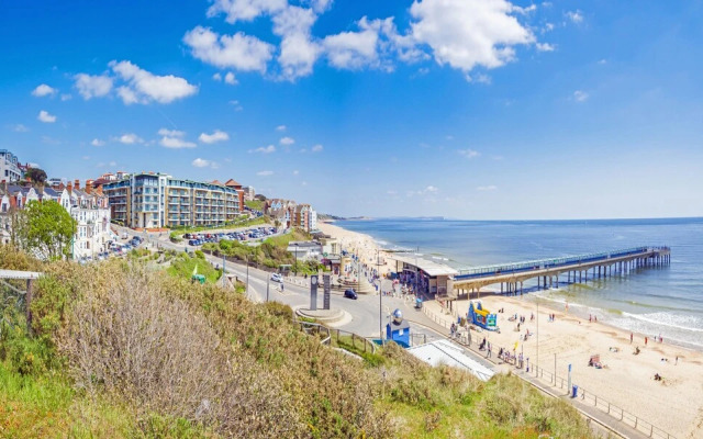 Modern two Bedroom Apartment Ideally Located