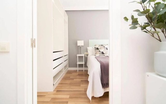 Sunny Apartment at the foot of Royal Palace by Batuecas