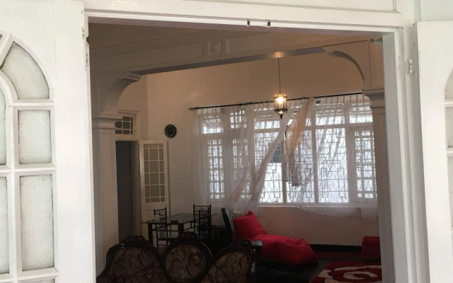 Mount Colonial Hostel by POM