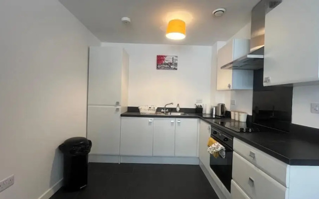 Central 2-bed Apt - Sleeps 4 - Parking & Wifi