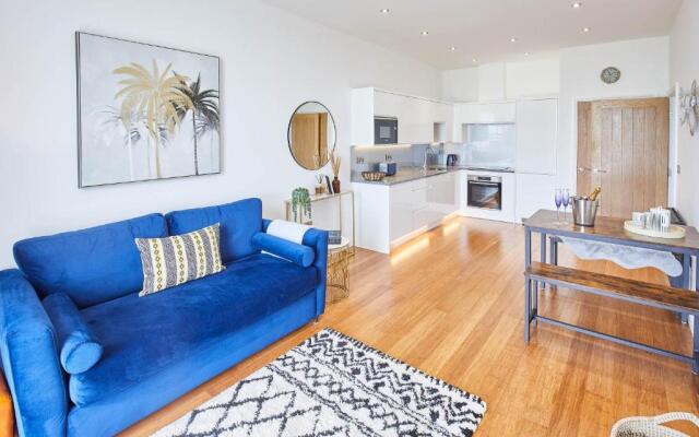 Host Stay Saltwater Suite