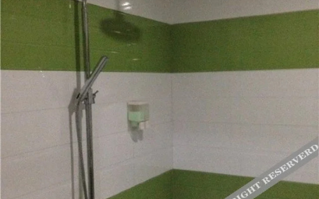 Guangzhou Ningtai Hotel (Ruyifang Metro Station Yongqingfang Branch)