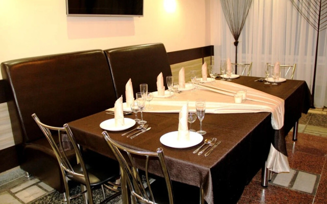 Oasis Hotel - Hostel