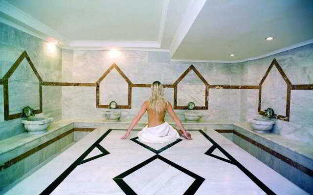 Mesut Hotel Family