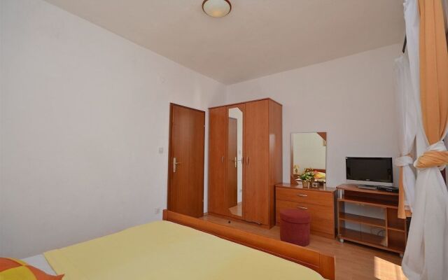 Apartment and Rooms Artina