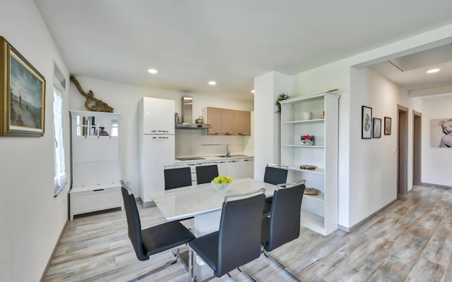 Holiday house Mirna with swimming pool and jacuzzi