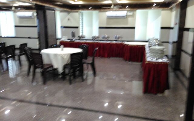 Hotel Raj Vista - Suites & Convention